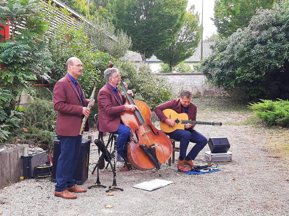 Vendredi 17 septembre 2021, le groupe SAMOVAR SWING TRIO était à la Coopérative Laitière de la Sèvre à Celles-sur-Belle (79) !