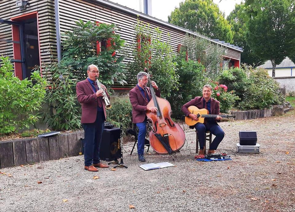 Vendredi 17 septembre 2021, le groupe SAMOVAR SWING TRIO était à la Coopérative Laitière de la Sèvre à Celles-sur-Belle (79) !