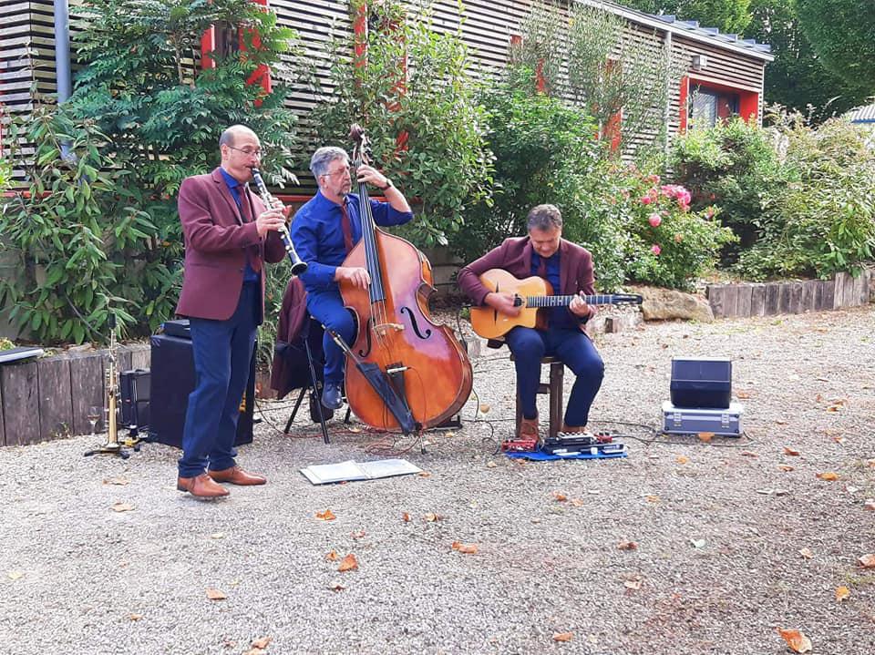 Vendredi 17 septembre 2021, le groupe SAMOVAR SWING TRIO était à la Coopérative Laitière de la Sèvre à Celles-sur-Belle (79) !