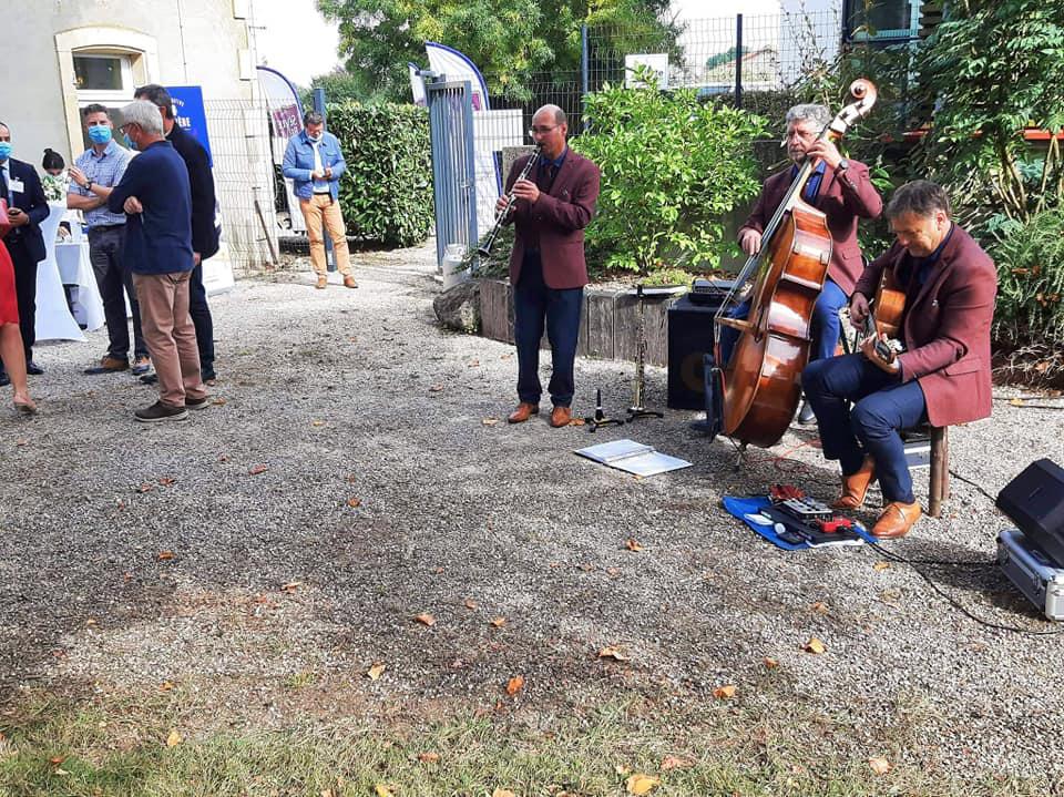 Vendredi 17 septembre 2021, le groupe SAMOVAR SWING TRIO était à la Coopérative Laitière de la Sèvre à Celles-sur-Belle (79) !