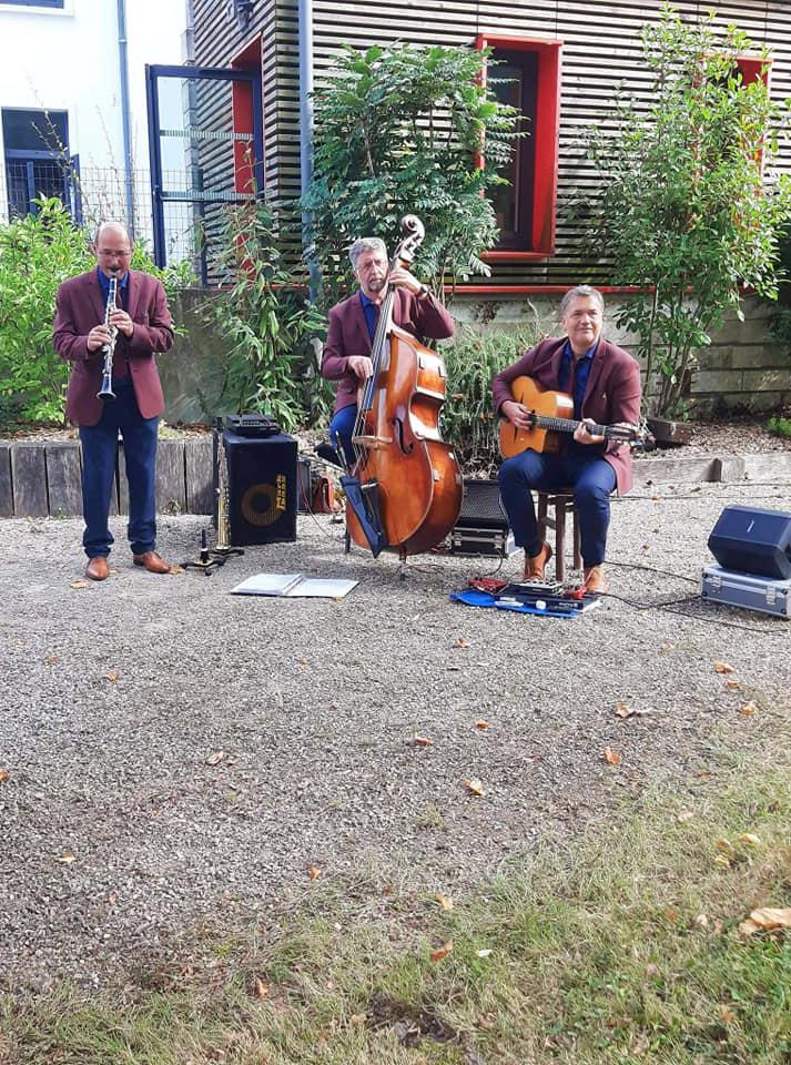 Vendredi 17 septembre 2021, le groupe SAMOVAR SWING TRIO était à la Coopérative Laitière de la Sèvre à Celles-sur-Belle (79) !