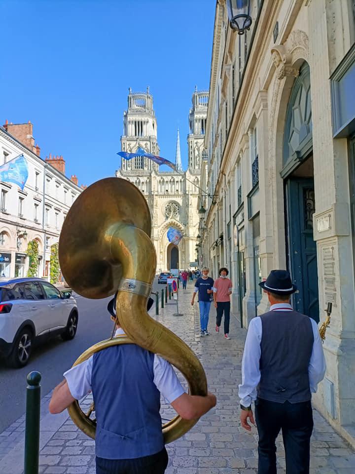 Vendredi 24 septembre 2021, le groupe ONLY NEW JAZZ BAND était en formule Trio au &#34;Festival de Loire&#34; à Orléans (10ème édition) ! Nos 3 musiciens ont déambulé dans le centre ville (Place Châtelet, Place Étape et Place de Gaulle) avant de terminer sur les quais pour accompagner les drapeaux des Jeux olympiques et paralympiques 2024 jusqu'à la cathédrale, en compagnie d'athlètes médaillés à Tokyo!