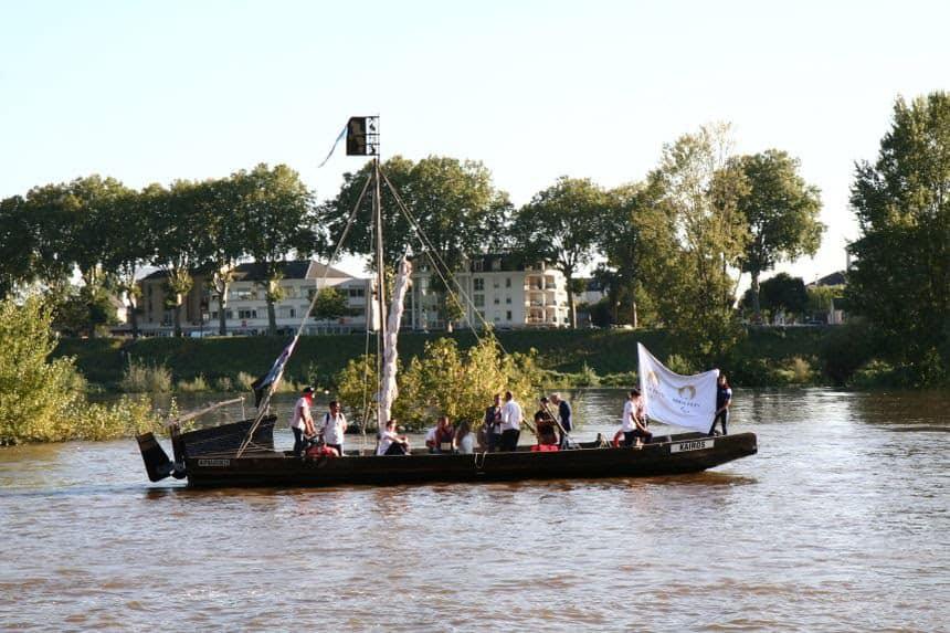 Vendredi 24 septembre 2021, le groupe ONLY NEW JAZZ BAND était en formule Trio au &#34;Festival de Loire&#34; à Orléans (10ème édition) ! Nos 3 musiciens ont déambulé dans le centre ville (Place Châtelet, Place Étape et Place de Gaulle) avant de terminer sur les quais pour accompagner les drapeaux des Jeux olympiques et paralympiques 2024 jusqu'à la cathédrale, en compagnie d'athlètes médaillés à Tokyo!