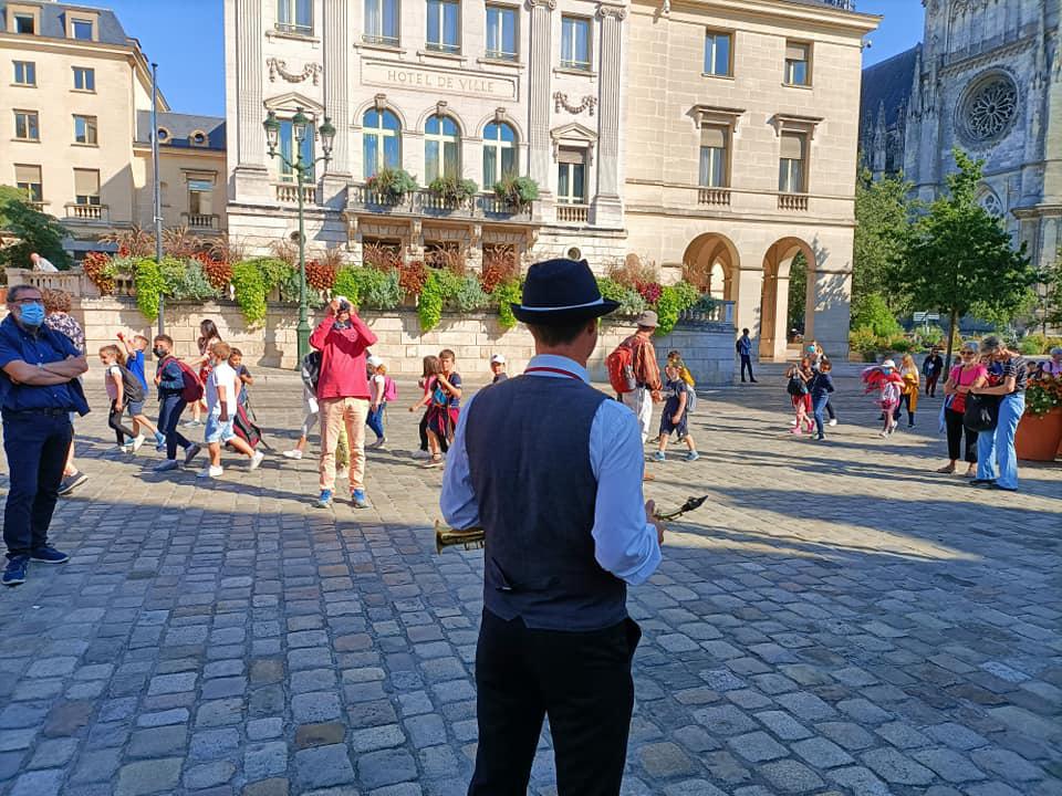 Vendredi 24 septembre 2021, le groupe ONLY NEW JAZZ BAND était en formule Trio au &#34;Festival de Loire&#34; à Orléans (10ème édition) ! Nos 3 musiciens ont déambulé dans le centre ville (Place Châtelet, Place Étape et Place de Gaulle) avant de terminer sur les quais pour accompagner les drapeaux des Jeux olympiques et paralympiques 2024 jusqu'à la cathédrale, en compagnie d'athlètes médaillés à Tokyo!