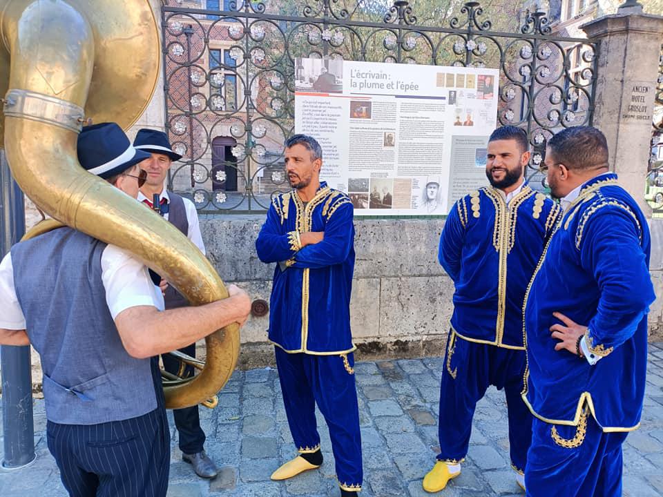 Vendredi 24 septembre 2021, le groupe ONLY NEW JAZZ BAND était en formule Trio au &#34;Festival de Loire&#34; à Orléans (10ème édition) ! Nos 3 musiciens ont déambulé dans le centre ville (Place Châtelet, Place Étape et Place de Gaulle) avant de terminer sur les quais pour accompagner les drapeaux des Jeux olympiques et paralympiques 2024 jusqu'à la cathédrale, en compagnie d'athlètes médaillés à Tokyo!