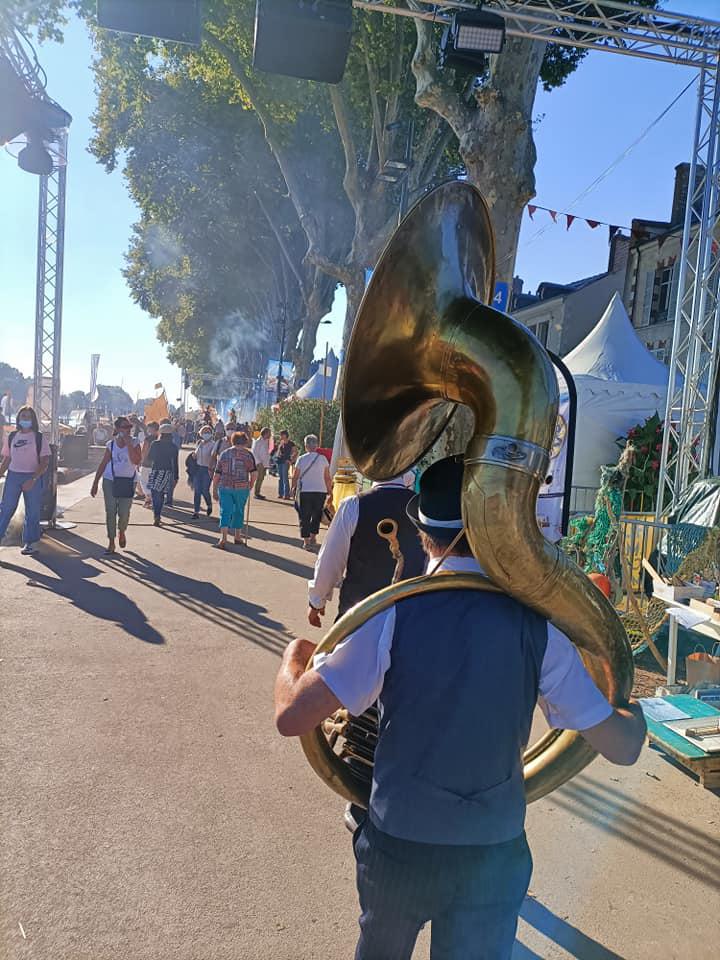 Vendredi 24 septembre 2021, le groupe ONLY NEW JAZZ BAND était en formule Trio au &#34;Festival de Loire&#34; à Orléans (10ème édition) ! Nos 3 musiciens ont déambulé dans le centre ville (Place Châtelet, Place Étape et Place de Gaulle) avant de terminer sur les quais pour accompagner les drapeaux des Jeux olympiques et paralympiques 2024 jusqu'à la cathédrale, en compagnie d'athlètes médaillés à Tokyo!