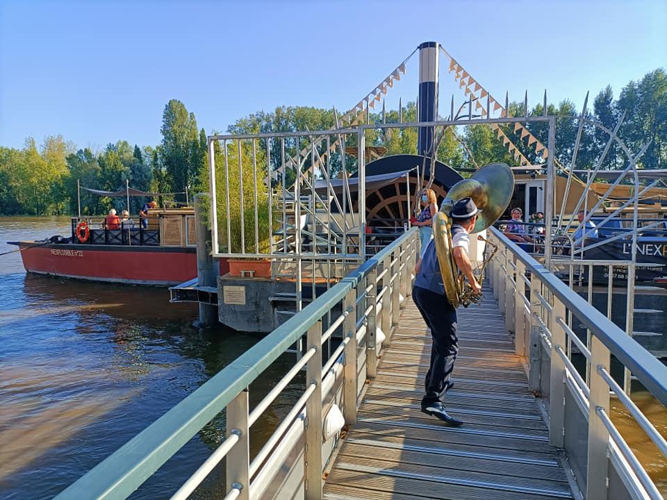 Vendredi 24 septembre 2021, le groupe ONLY NEW JAZZ BAND était en formule Trio au &#34;Festival de Loire&#34; à Orléans (10ème édition) ! Nos 3 musiciens ont déambulé dans le centre ville (Place Châtelet, Place Étape et Place de Gaulle) avant de terminer sur les quais pour accompagner les drapeaux des Jeux olympiques et paralympiques 2024 jusqu'à la cathédrale, en compagnie d'athlètes médaillés à Tokyo!