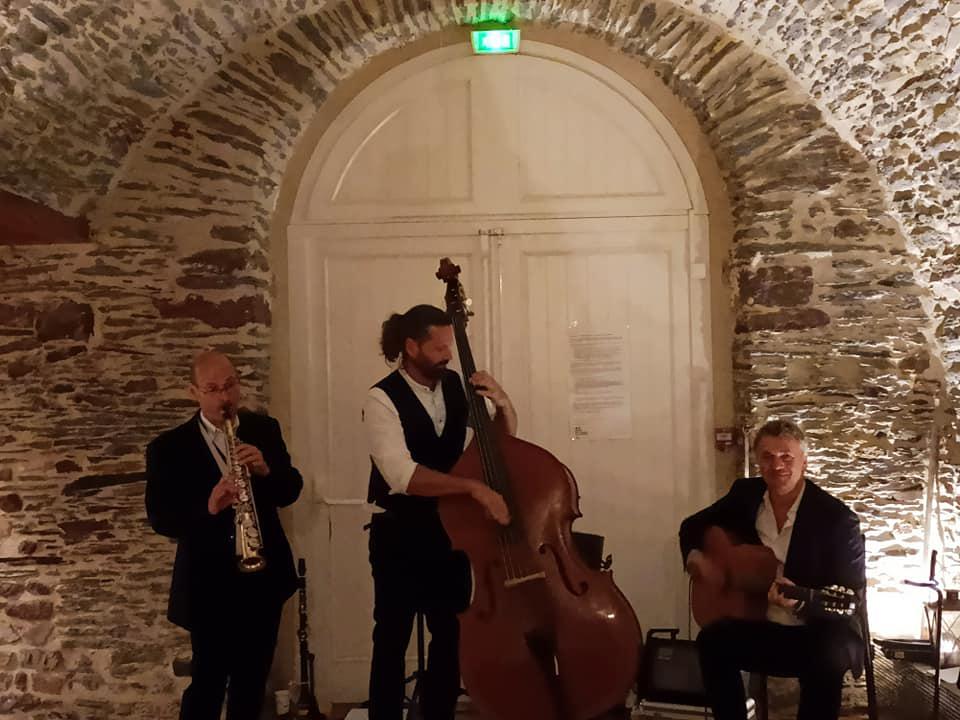 Samedi 25 septembre 2021, le groupe SAMOVAR SWING TRIO était au Manoir de la Jahotière à Abbaretz (44), pour l'animation du mariage de Sybille-Aurore et Gauthier !