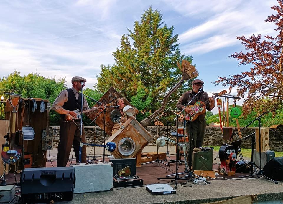 Vendredi 25 juin 2021, le groupe SAMOVAR SWING TRIO était en concert à Saint-Symphorien (79), en 1ère partie de PERSONAL BOX !