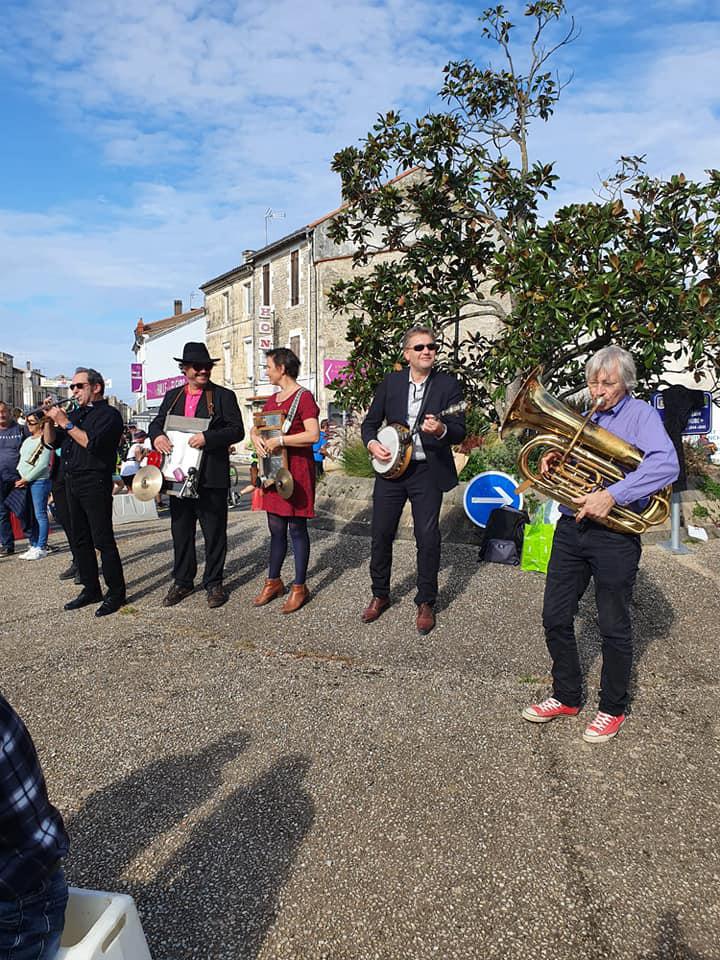 Le 17 octobre 2021, swing dominical avec la Fanfare AYODE à Niort, dans le cadre du semi-marathon de la Coulée Verte !