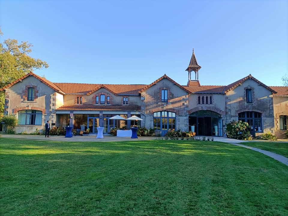 Samedi 23 octobre 2021, le grpupe SAMOVAR SWING était en formule Duo Violon et Guitare au domaine de Brandois à La Mothe- Achard (85) , pour l'animation du mariage de Daphné &#38; Grégory !