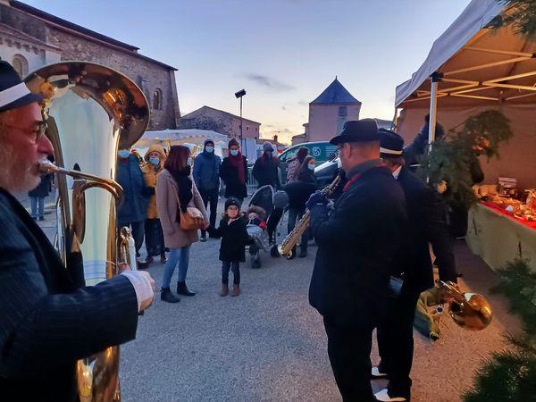 Samedi 27 novembre 2021, le groupe ONLY NEW JAZZ BAND était en formule 4tet sur le marché de Noël de Vouvant (85) ☃️!