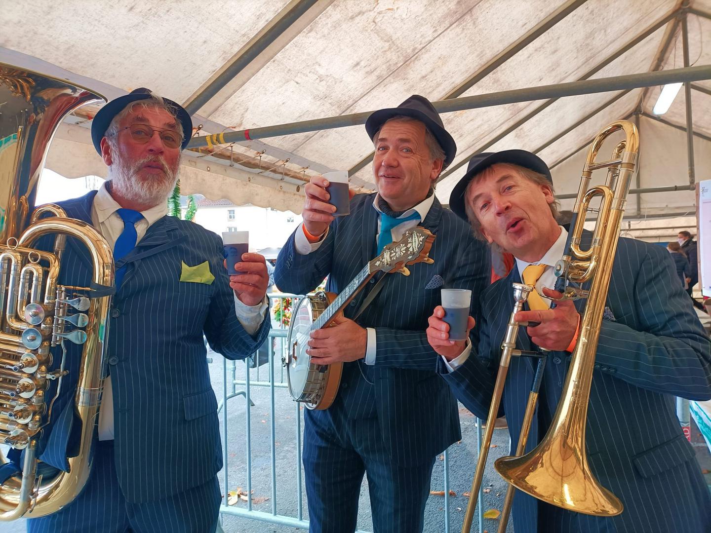 Samedi 27 novembre 2021, le groupe ONLY NEW JAZZ BAND était en formule 4tet sur le marché de Noël de Vouvant (85) ☃️!