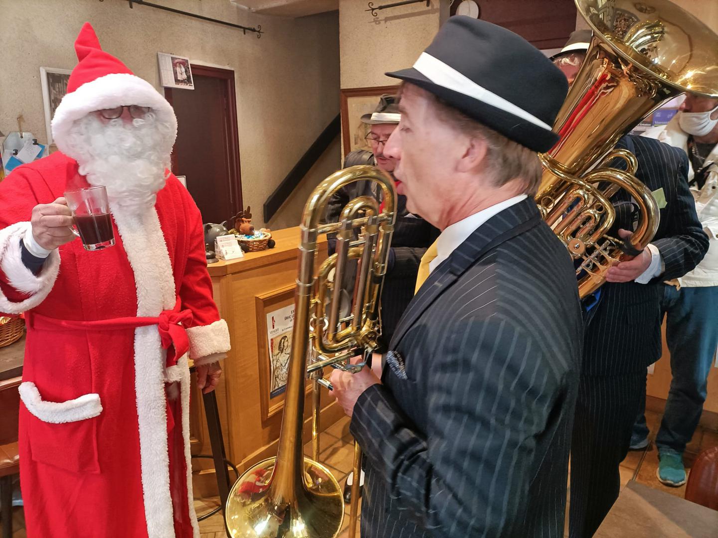 Samedi 27 novembre 2021, le groupe ONLY NEW JAZZ BAND était en formule 4tet sur le marché de Noël de Vouvant (85) ☃️!