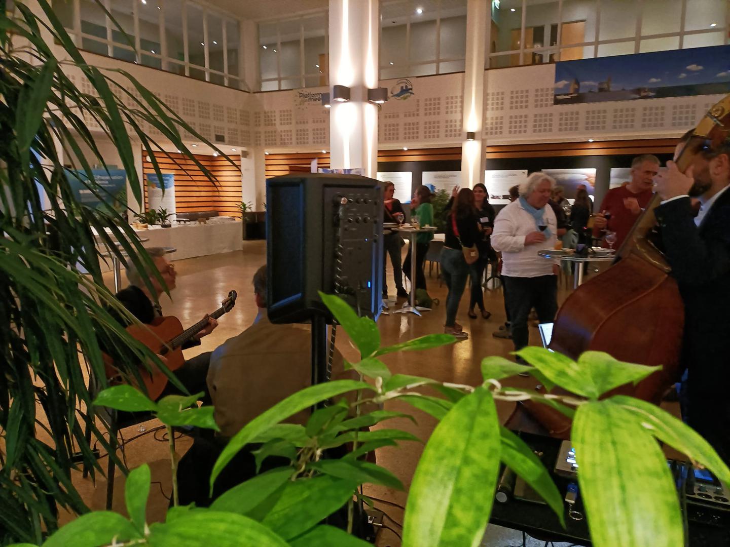 Mardi 22 mars 2022, le groupe DJANGO JAZZ TRIO étaitt à l'espace Encan, La Rochelle (17), pour animer la soirée de l'Office Français pour la biodiversité !