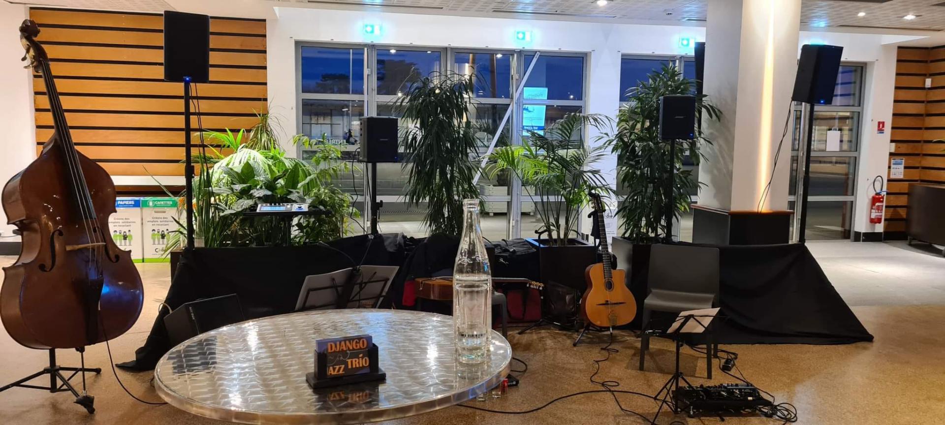 Mardi 22 mars 2022, le groupe DJANGO JAZZ TRIO étaitt à l'espace Encan, La Rochelle (17), pour animer la soirée de l'Office Français pour la biodiversité !