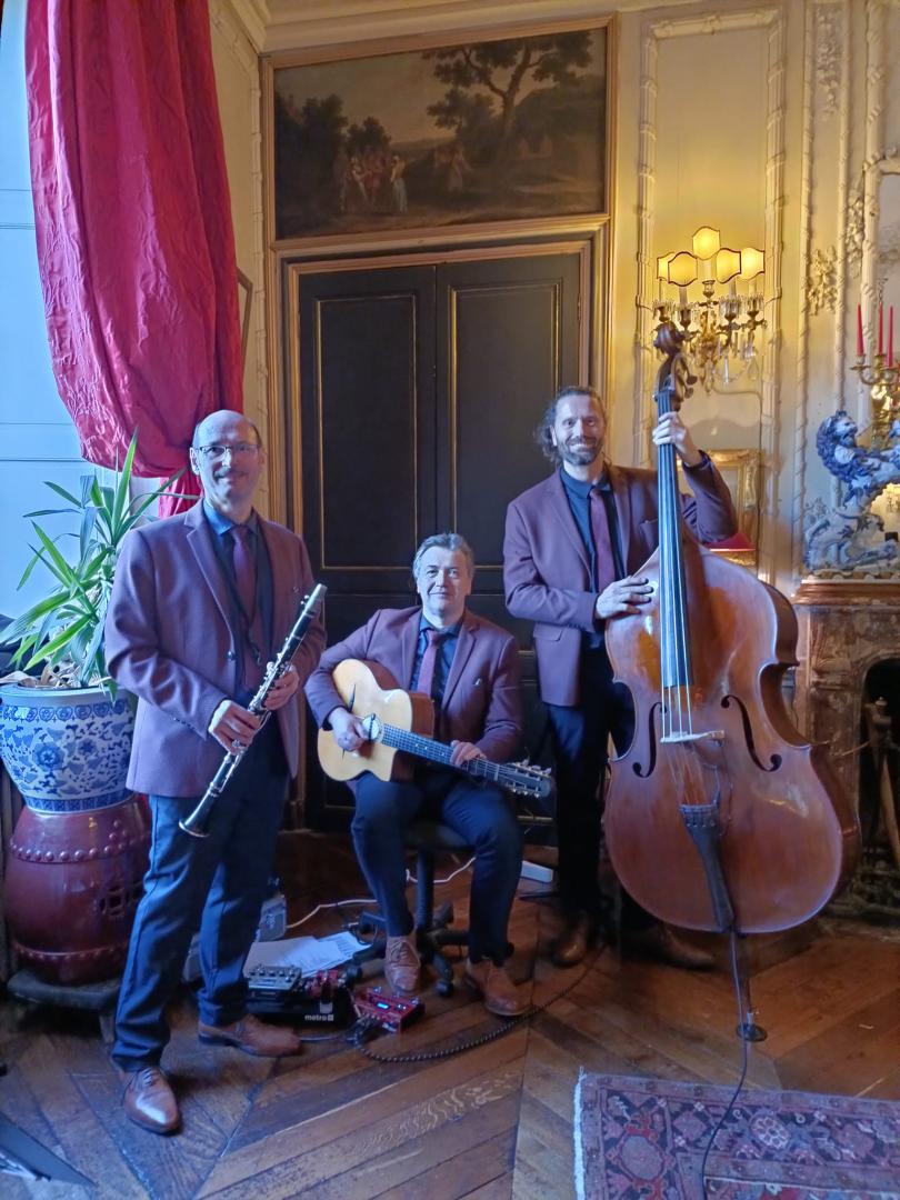 Samedi 09 avril 2022, le groupe SAMOVAR SWING TRIO était au Château de Briottières à Champigné (49), pour animer le cocktail de mariage d’Hélène et Zijie !