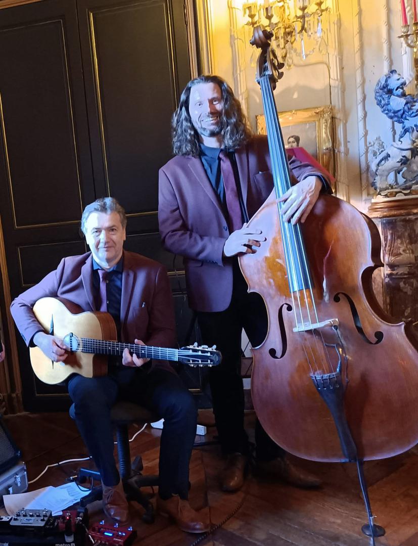 Samedi 09 avril 2022, le groupe SAMOVAR SWING TRIO était au Château de Briottières à Champigné (49), pour animer le cocktail de mariage d’Hélène et Zijie !