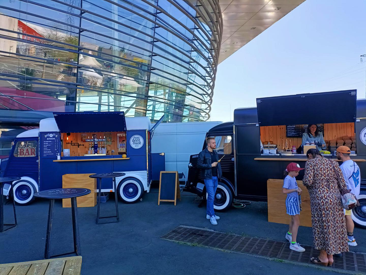 Jeudi 21 avril 2022, le groupe SAMOVAR SWING TRIO était au Parc des Expositions à Angers de 11h45 à 14h30, dans le cadre de la Foire d'Angers 2022 !