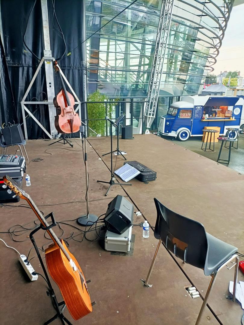 Lundi 25 avril 2022, le groupe SAMOVAR SWING TRIO était au Parc des Expositions à Angers de 11h45 à 14h30, dans le cadre de la Foire d'Angers 2022 !