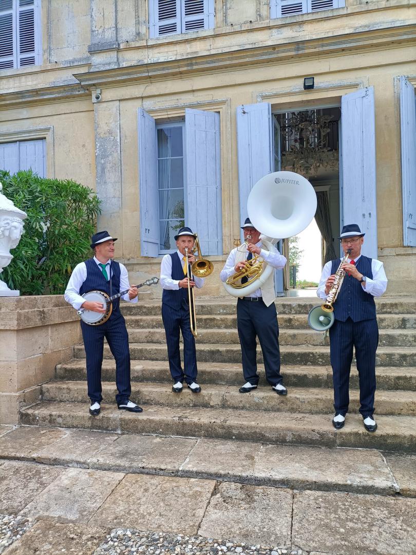 Samedi 21 mai 2022, le groupe ONLY NEW JAZZ BAND était en formule 4tet au Château de Peyronnet à St-Louis-de-Montferrand (33), pour l'animation du mariage d'Emilie et Jean-Charles !