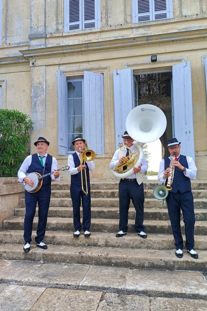 Samedi 21 mai 2022, le groupe ONLY NEW JAZZ BAND était en formule 4tet au Château de Peyronnet à St-Louis-de-Montferrand (33), pour l'animation du mariage d'Emilie et Jean-Charles !