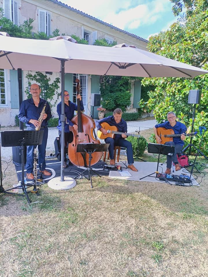 Samedi 03 septembre 2022, le groupe SAMOVAR SWING 4TET était au Château de Puyrigault à Léoville (17), pour l'animation du cocktail de mariage d'Emile et Quentin !