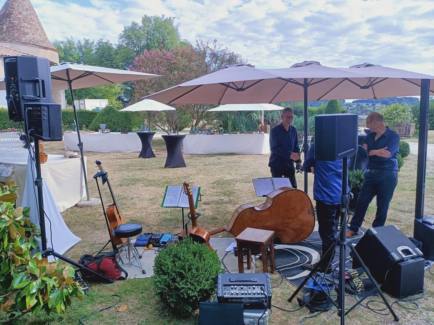 Samedi 03 septembre 2022, le groupe SAMOVAR SWING 4TET était au Château de Puyrigault à Léoville (17), pour l'animation du cocktail de mariage d'Emile et Quentin !