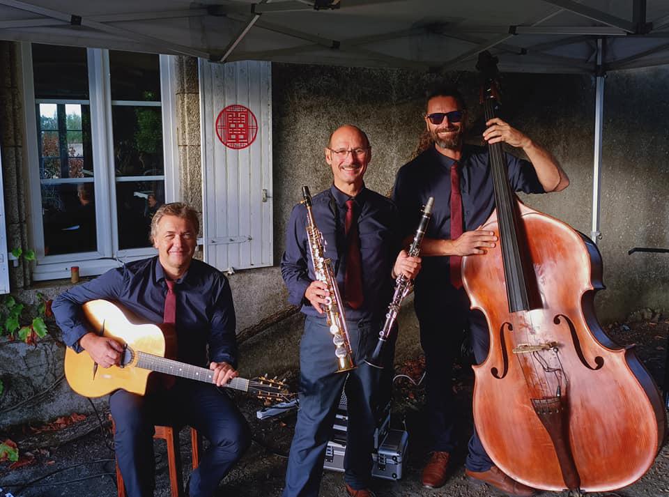 Samedi 10 septembre 2022, le groupe SAMOVAR SWING TRIO était au Domaine de la Moinardière, Le  Bernard (85), pour l'animation du cocktail de mariage d'Evelynn et Matthieu !