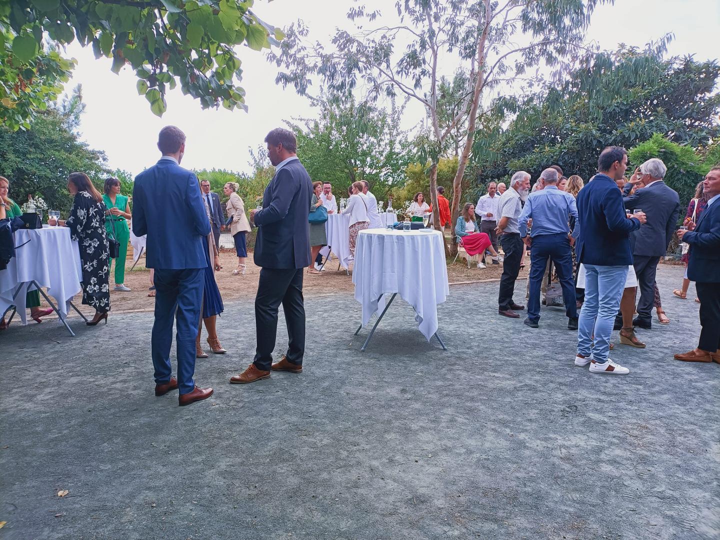 Samedi 10 septembre 2022, le groupe SAMOVAR SWING TRIO était au Domaine de la Moinardière, Le Bernard (85), pour l'animation du cocktail de mariage d'Evelynn et Matthieu !