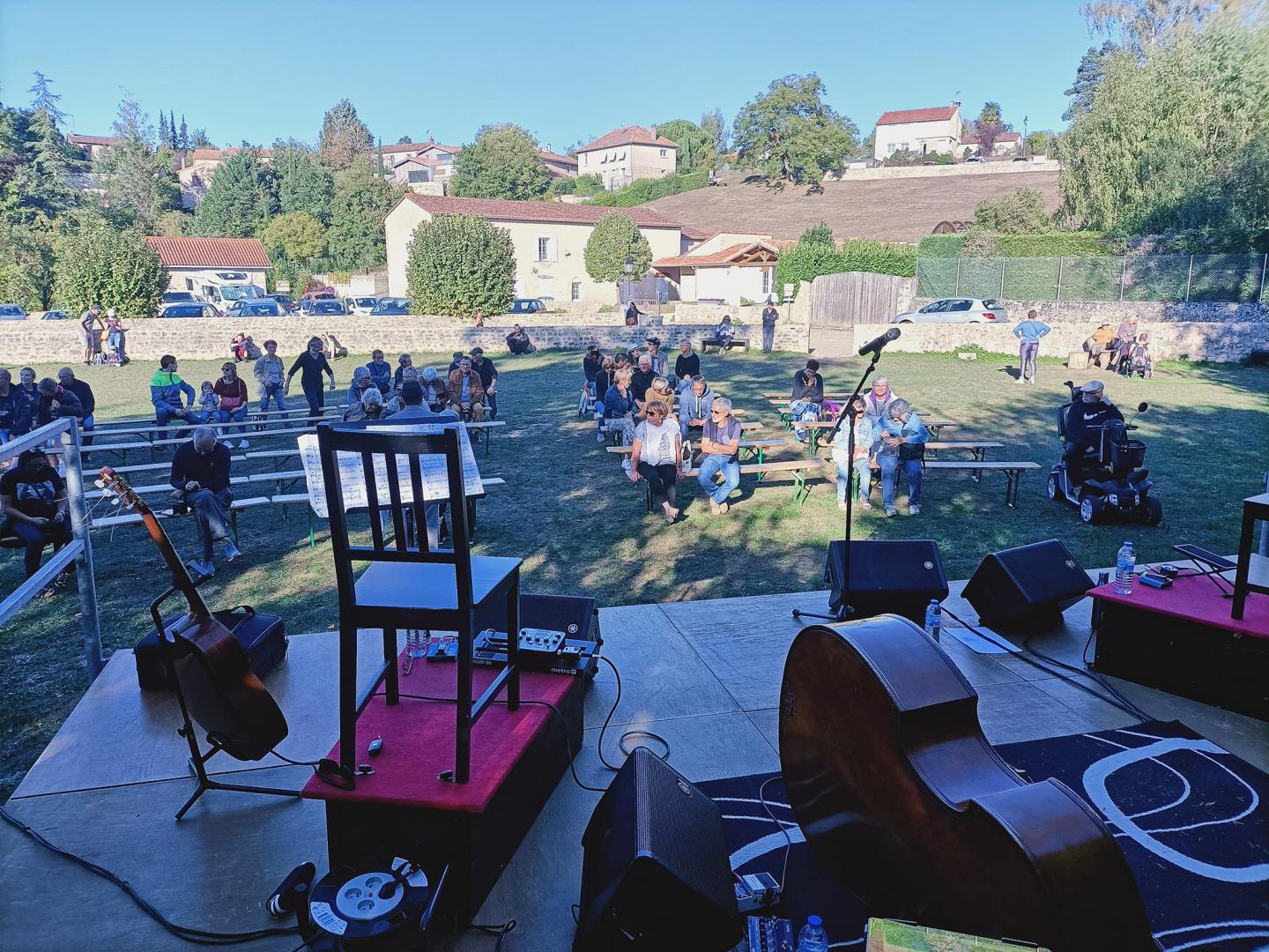 Dimanche 18 septembre 2022, le groupe GILI SWING 4tet était en concert sur le site abbatial de Nouaillé-Maupertuis (86), dans le cadre des journées du patrimoine !