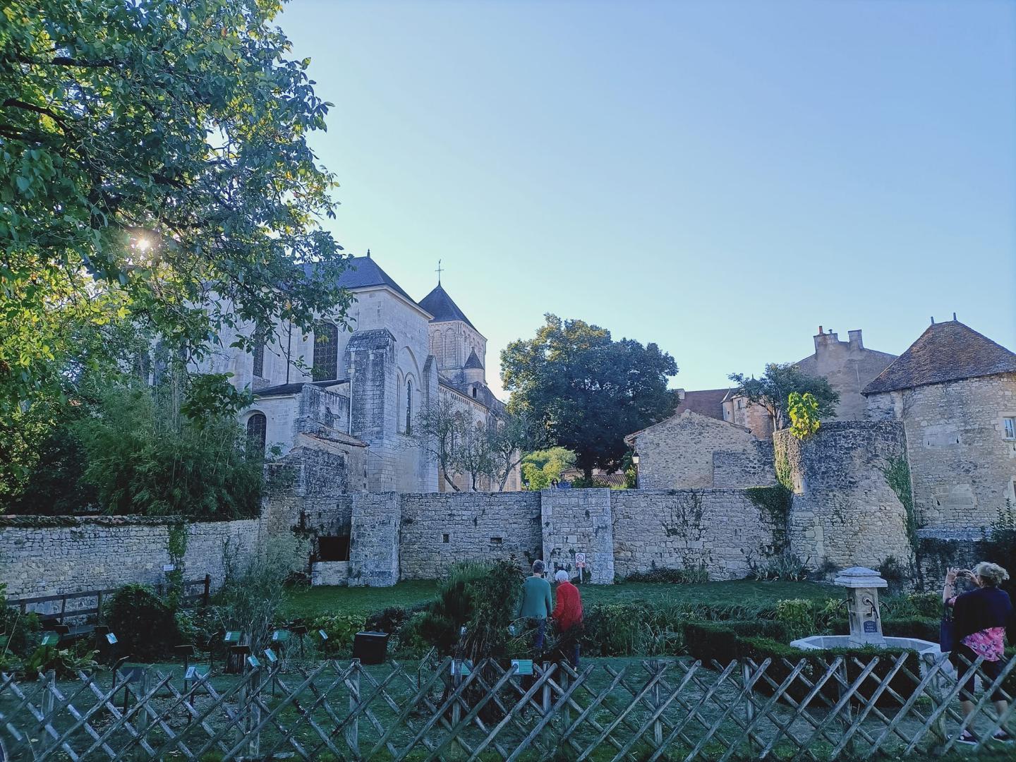 Dimanche 18 septembre 2022, le groupe GILI SWING 4tet était en concert sur le site abbatial de Nouaillé-Maupertuis (86), dans le cadre des journées du patrimoine !