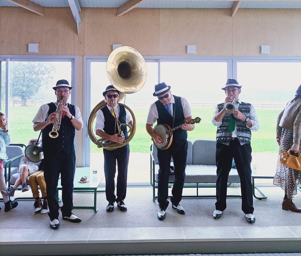 Samedi 1er octobre 2022, le groupe ONLY NEW JAZZ BAND était en formule 4tet au Domaine des 4 Plumes, les Landes-Génusson (85), pour l'animation d'un mariage !