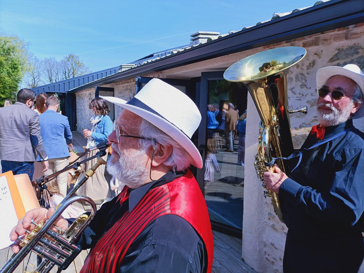 Samedi 08 avril 2023 ☀️, Jazz New Orleans au Domaine de la Bernerie à Froidfond (85), avec Alain Pasquier (Trompette, Sax Soprano &#38; Clarinette), Jean-Christophe Renvoyer (Banjo ) et Alain Esseau (Tuba) !