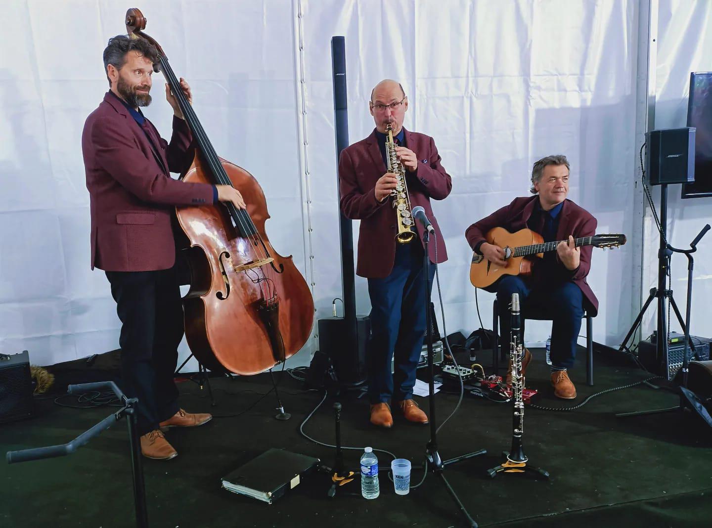 Jeudi 20 et vendredi 21 avril 2023, le groupe SAMOVAR SWING TRIO était à Saint-Armel (35), pour les 75 ans de la Coopérative Solarenn !