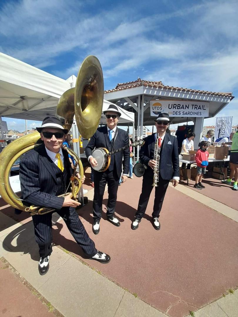 Samedi 22 avril 2023, le groupe ONLY NEW JAZZ BAND était en formule Trio dans le cadre de la 1ère édition de l'URBAN TRAIL DES SARDINES à St-Gilles-Croix-de-Vie (85) !