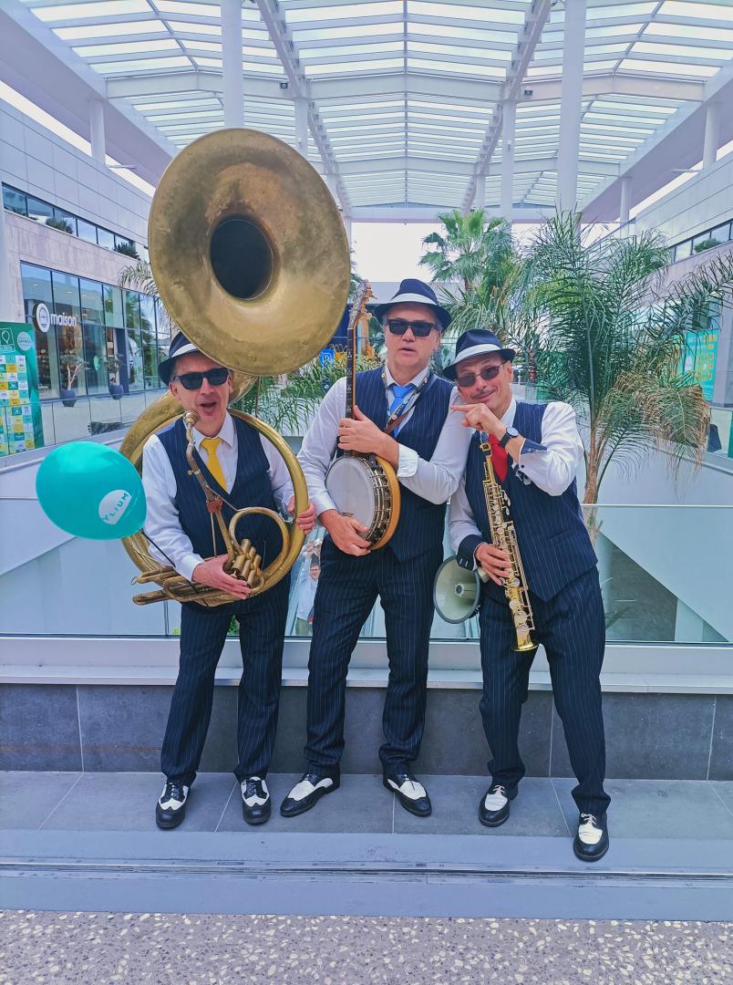 Vendredi 28 avril 2023, 3ème et dernière journée de déambulation musicale pour le groupe ONLY NEW JAZZ BAND à YLIUM, la galerie et complexe multi-activités du centre Leclerc des Sables d'Olonne, dans le cadre du &#34;Air Festival&#34; !