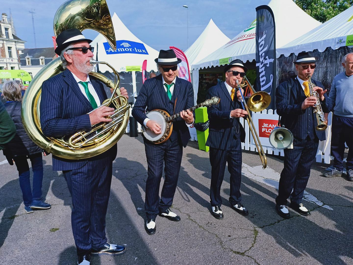 Dimanche 30 avril 2023, le groupe ONLY NEW JAZZ BAND était en formule 4tet au village départ de la 6ème étape &#34;CHÂTEAUBRIANT &#62; PLANCOËT&#34; du Tour de Bretagne !