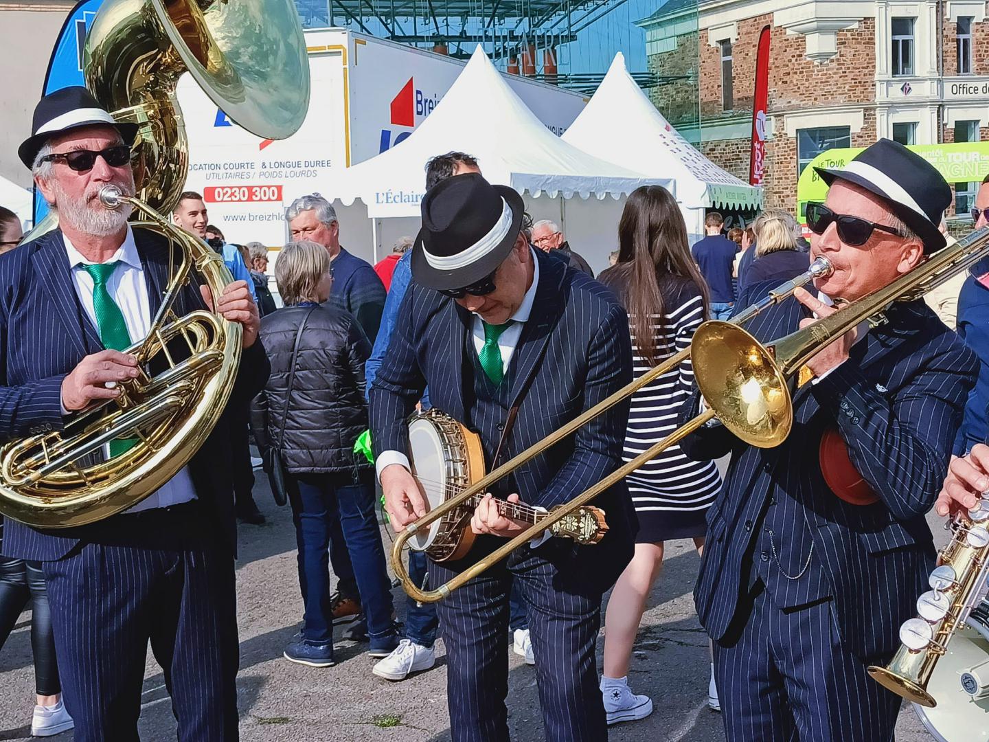 Dimanche 30 avril 2023, le groupe ONLY NEW JAZZ BAND était en formule 4tet au village départ de la 6ème étape &#34;CHÂTEAUBRIANT &#62; PLANCOËT&#34; du Tour de Bretagne !