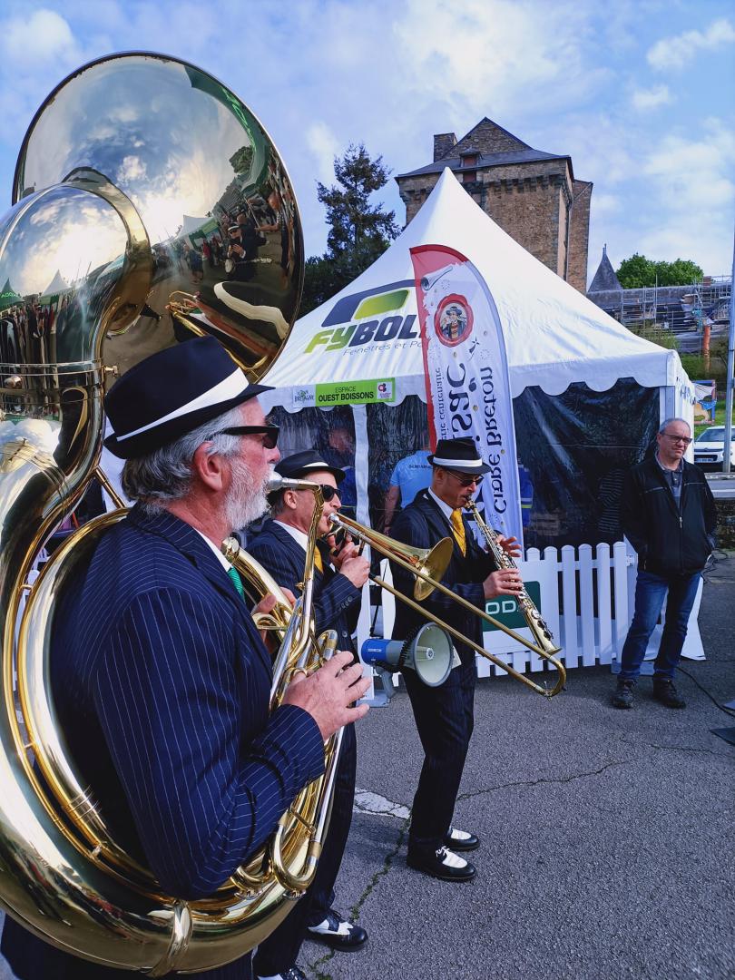 Dimanche 30 avril 2023, le groupe ONLY NEW JAZZ BAND était en formule 4tet au village départ de la 6ème étape &#34;CHÂTEAUBRIANT &#62; PLANCOËT&#34; du Tour de Bretagne !