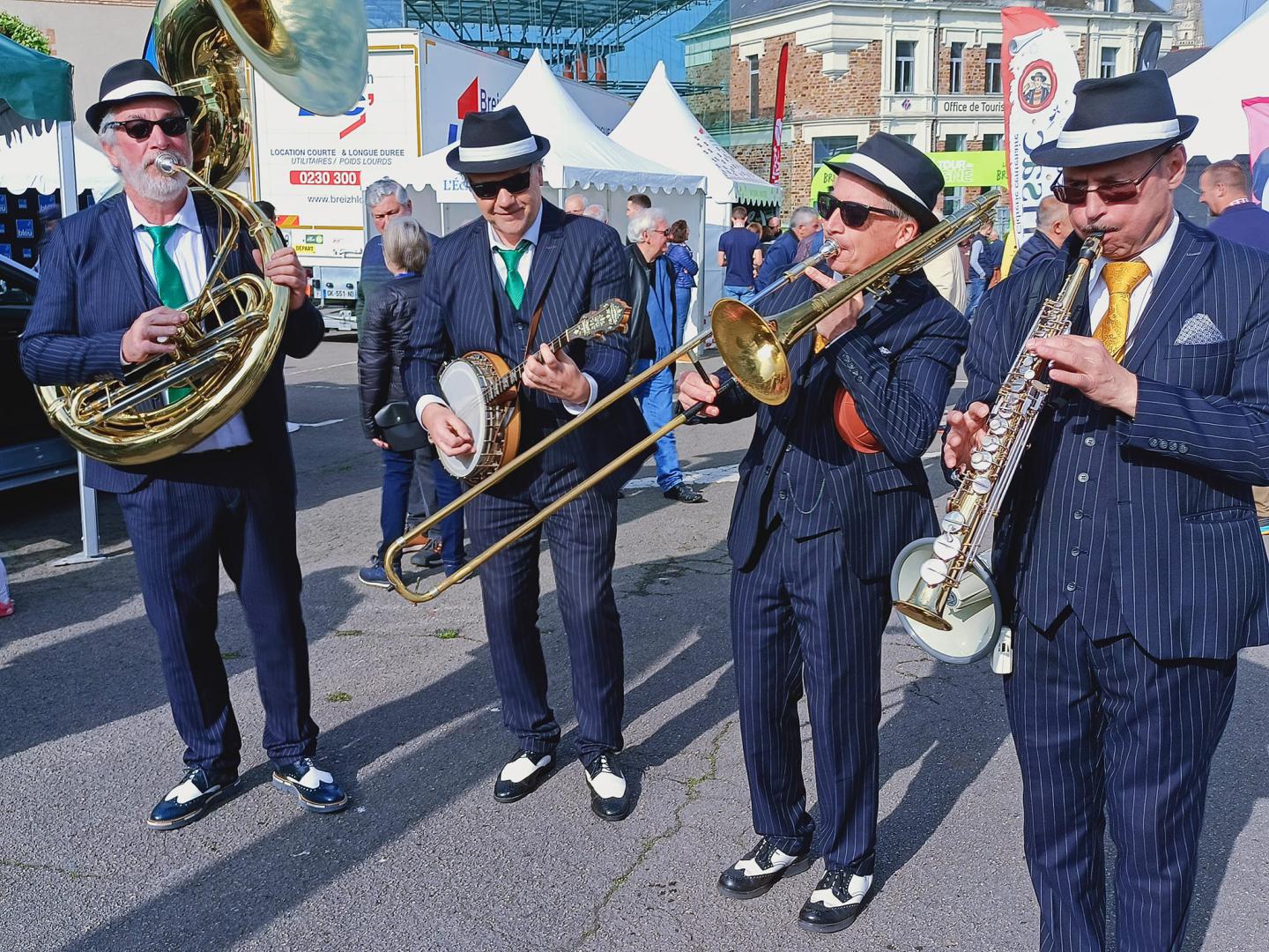 Dimanche 30 avril 2023, le groupe ONLY NEW JAZZ BAND était en formule 4tet au village départ de la 6ème étape &#34;CHÂTEAUBRIANT &#62; PLANCOËT&#34; du Tour de Bretagne !