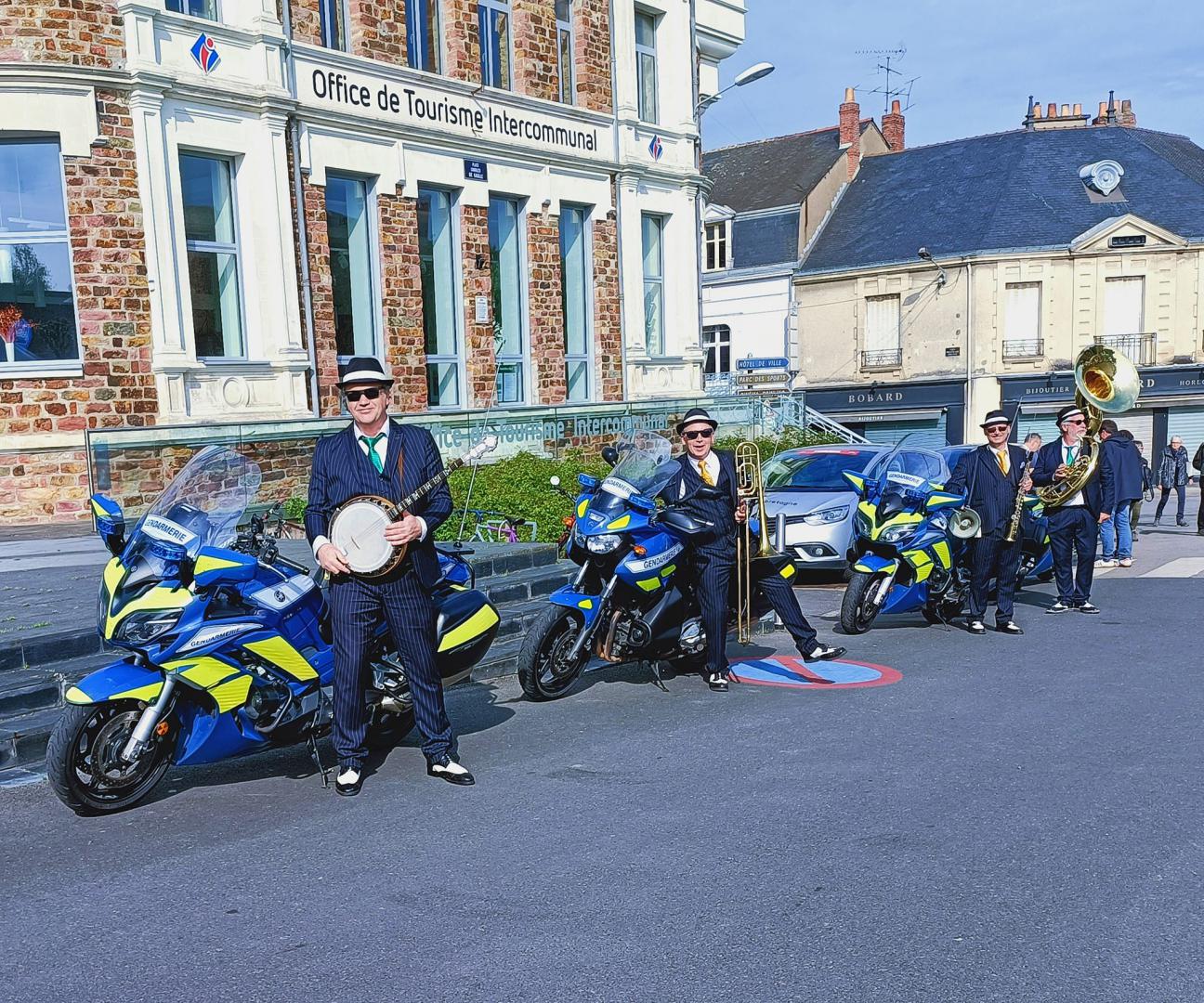 Dimanche 30 avril 2023, le groupe ONLY NEW JAZZ BAND était en formule 4tet au village départ de la 6ème étape &#34;CHÂTEAUBRIANT &#62; PLANCOËT&#34; du Tour de Bretagne !