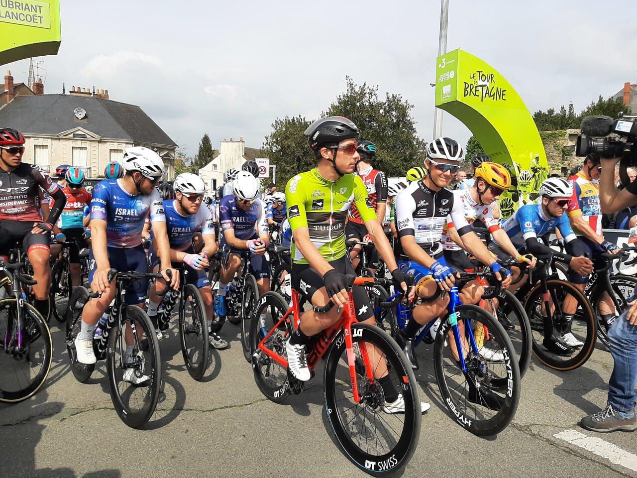 Dimanche 30 avril 2023, le groupe ONLY NEW JAZZ BAND était en formule 4tet au village départ de la 6ème étape &#34;CHÂTEAUBRIANT &#62; PLANCOËT&#34; du Tour de Bretagne !