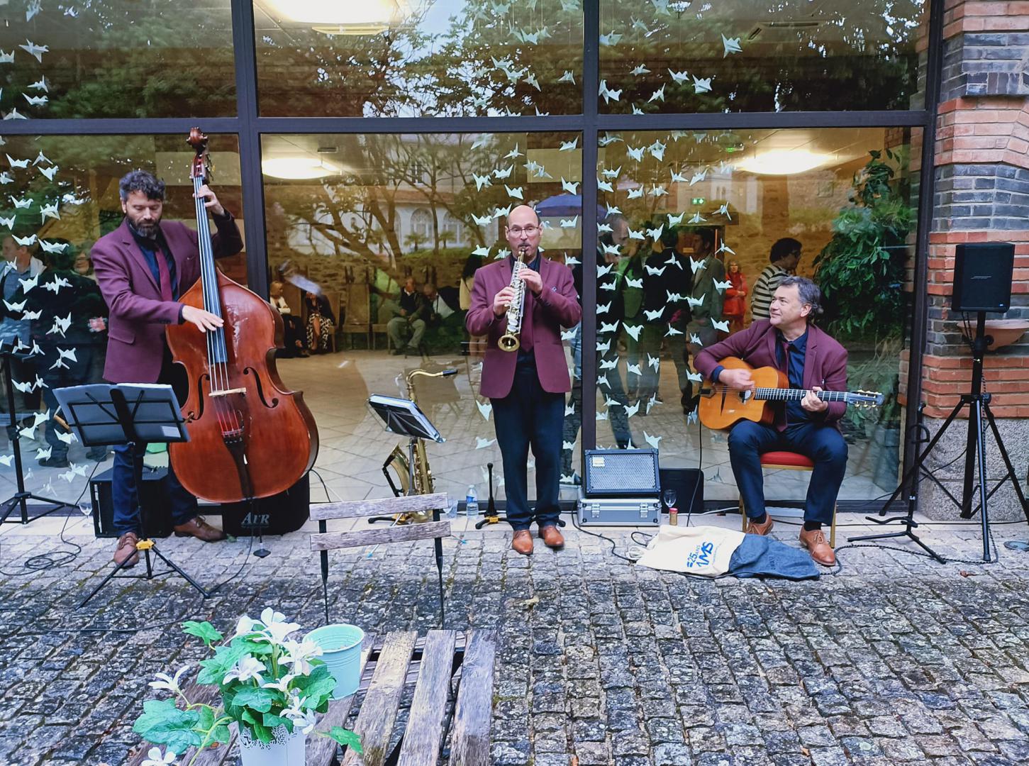 Samedi 06 mai 2023, le groupe SAMOVAR SWING TRIO était au Domaine de la Corbe à Bournezeau (85), pour l'animation du cocktail de mariage de Julie et Paul  !