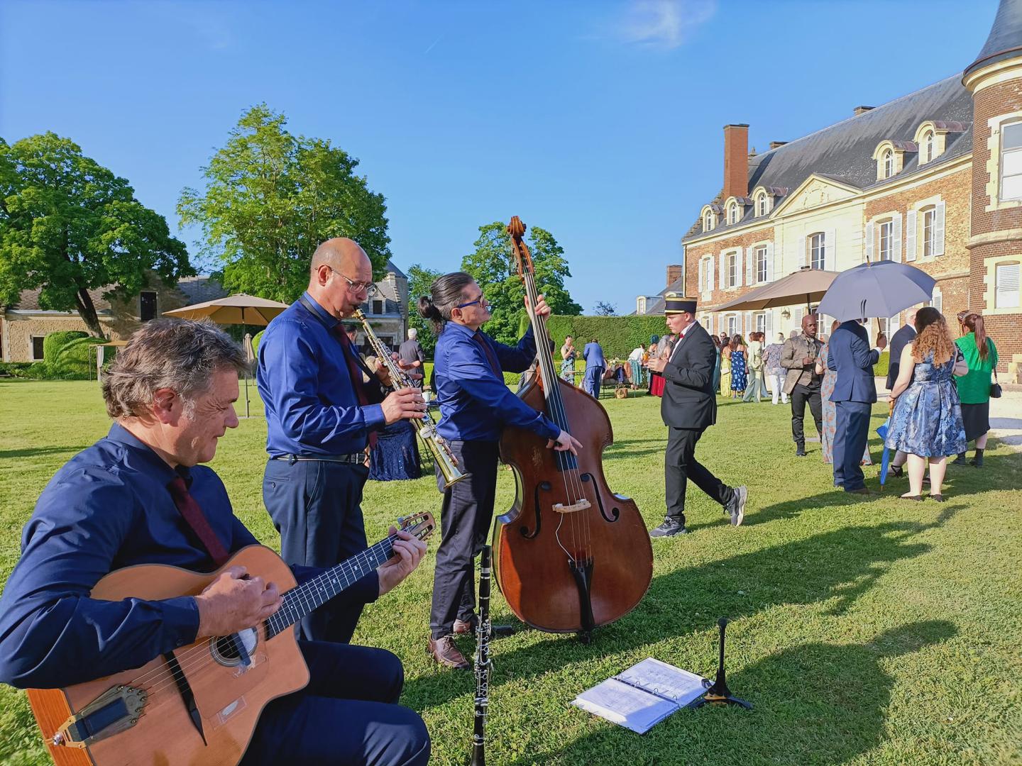 Samedi 27 mai 2023, le Groupe SAMOVAR SWING TRIO était au Château de Montmirail (72), pour l'animation d'un cocktail de mariage  !