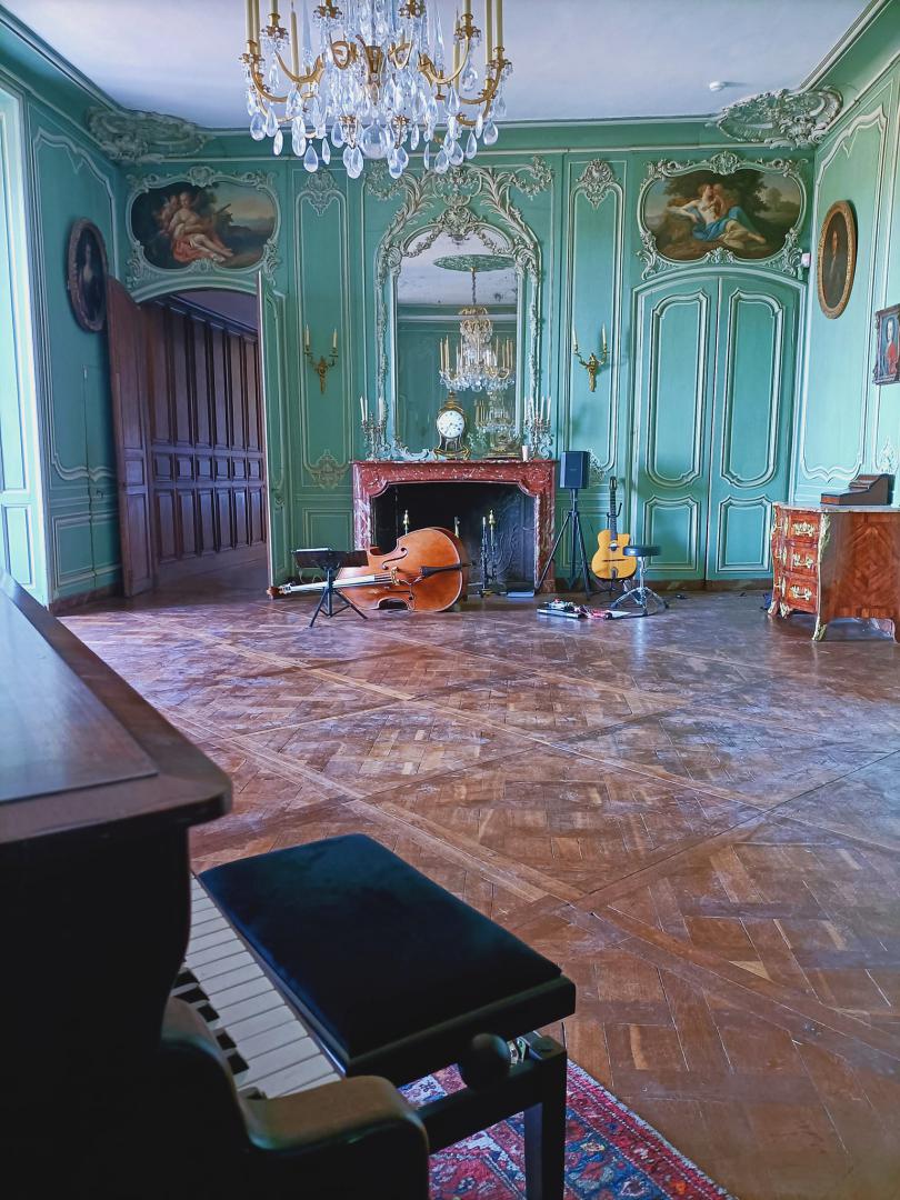 Samedi 27 mai 2023, le Groupe SAMOVAR SWING TRIO était au Château de Montmirail (72), pour l'animation d'un cocktail de mariage  !