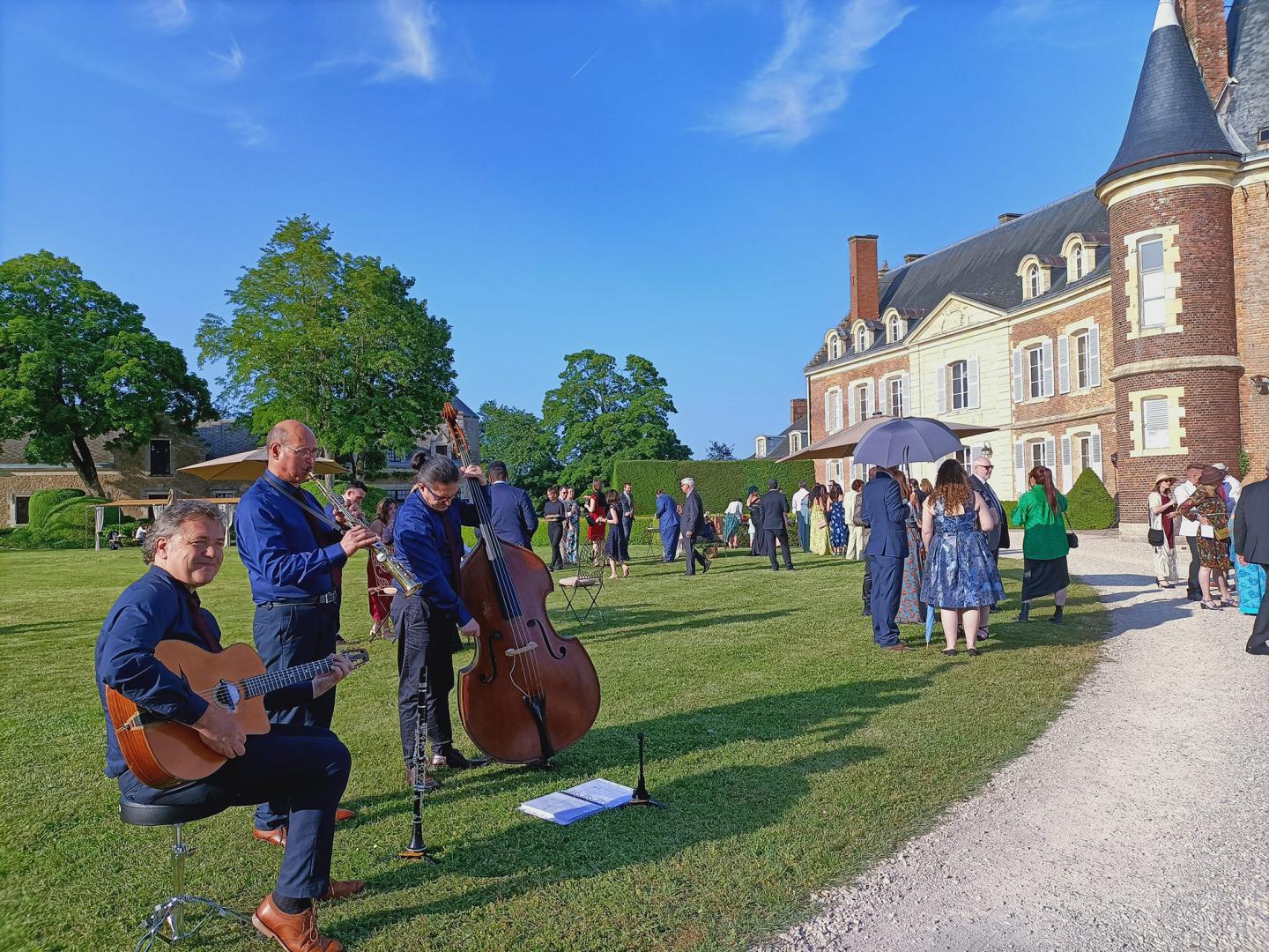 Samedi 27 mai 2023, le Groupe SAMOVAR SWING TRIO était au Château de Montmirail (72), pour l'animation d'un cocktail de mariage  !