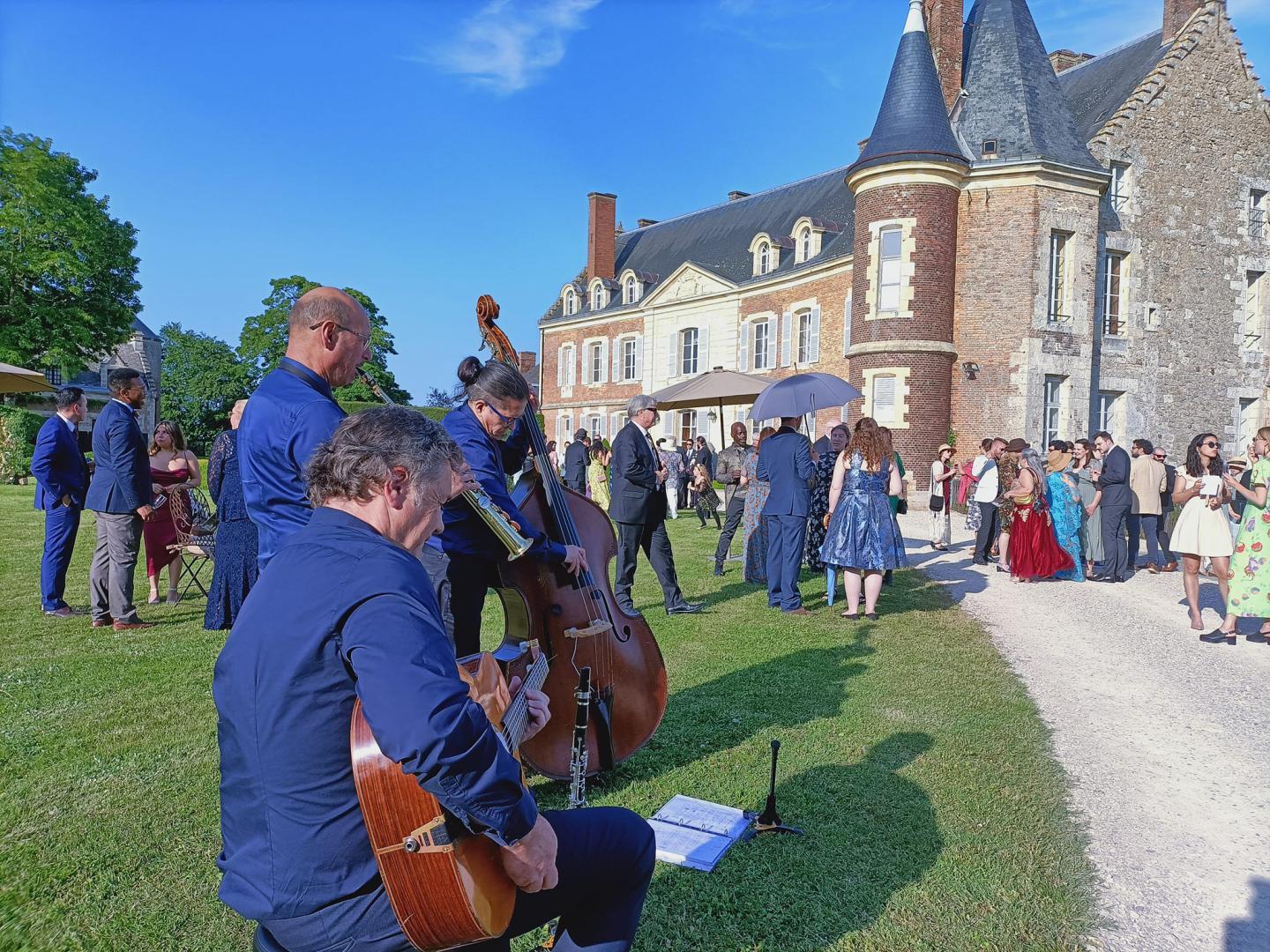 Samedi 27 mai 2023, le Groupe SAMOVAR SWING TRIO était  au Château de Montmirail (72), pour l'animation d'un cocktail de mariage  !