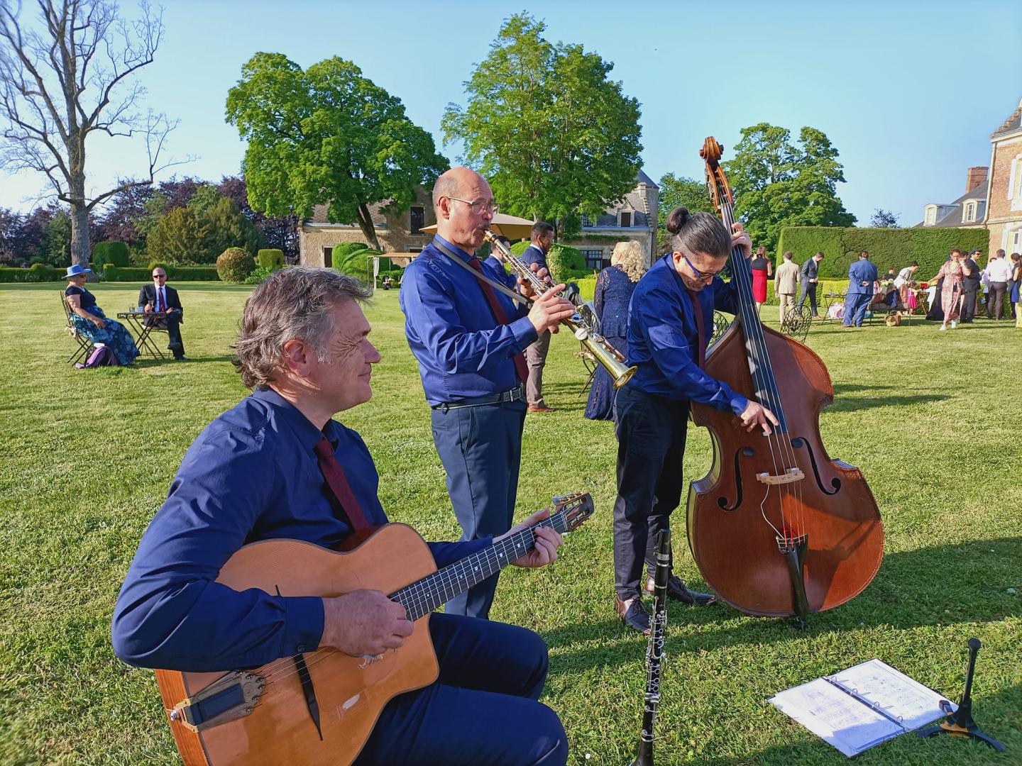 Samedi 27 mai 2023, le Groupe SAMOVAR SWING TRIO était au Château de Montmirail (72), pour l'animation d'un cocktail de mariage  !