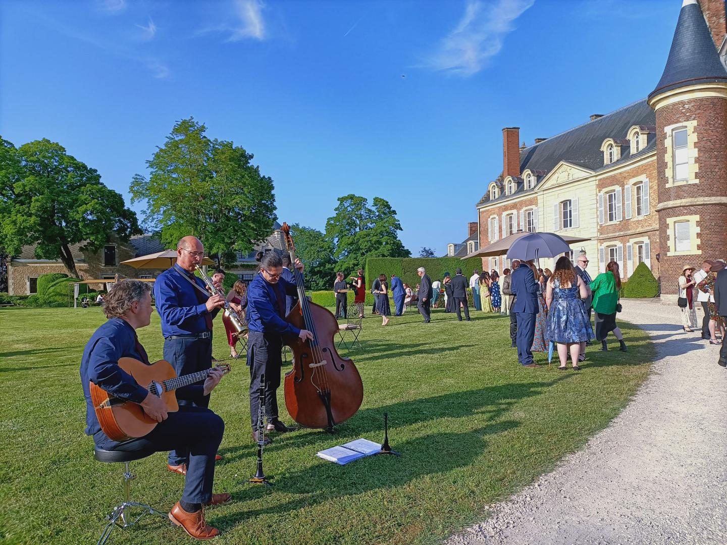 Samedi 27 mai 2023, le Groupe SAMOVAR SWING TRIO était au Château de Montmirail (72), pour l'animation d'un cocktail de mariage  !